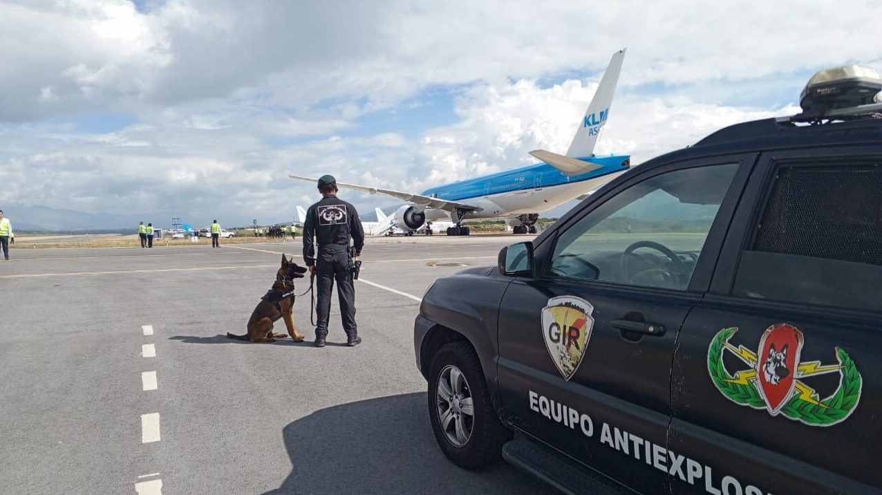 Policía de Ecuador descarta presencia de explosivo en avión que llegó procedente de Ámsterdam a Quito