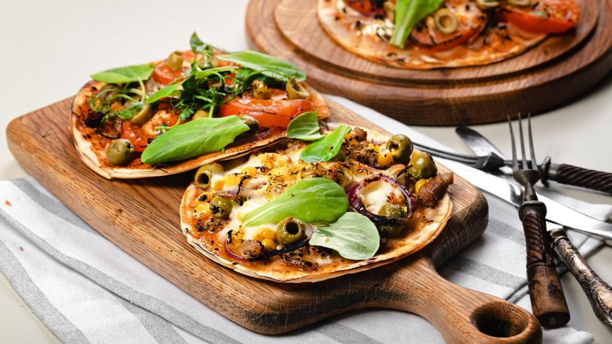 Receta barata del día | Pizza saludable con tortilla de trigo y verduras