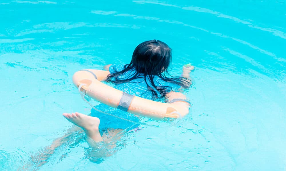 Los pediatras de Atención Primaria piden extremar las precauciones y utilizar sistemas de seguridad en playas y piscinas para evitar ahogamientos