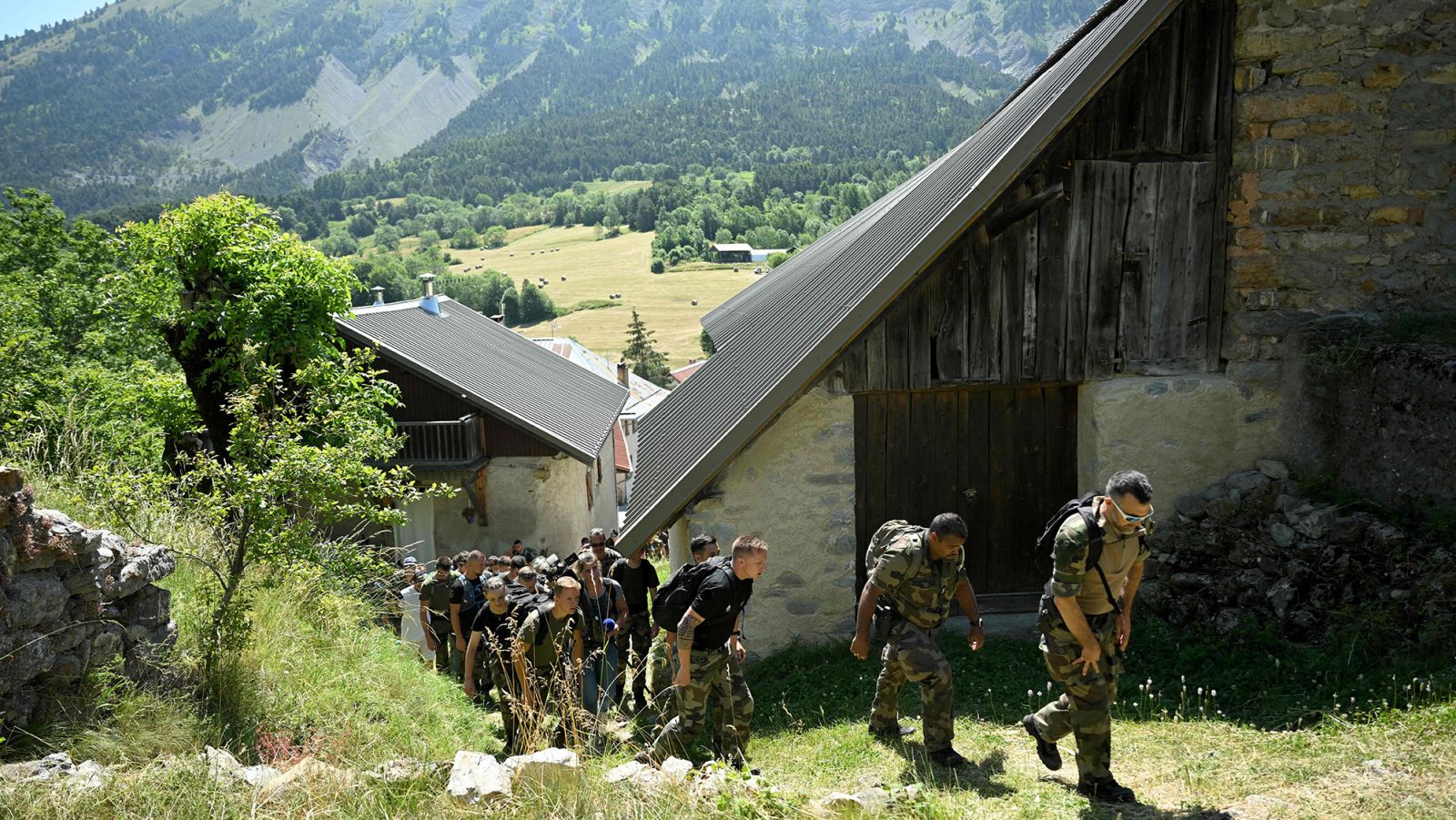 Buscan a un niño que desapareció misteriosamente en un remoto pueblo de los Alpes franceses
