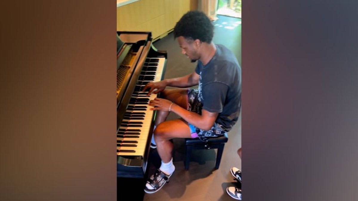 LeBron James compartió un video de su hijo Bronny tocando el piano después de sufrir un paro cardíaco