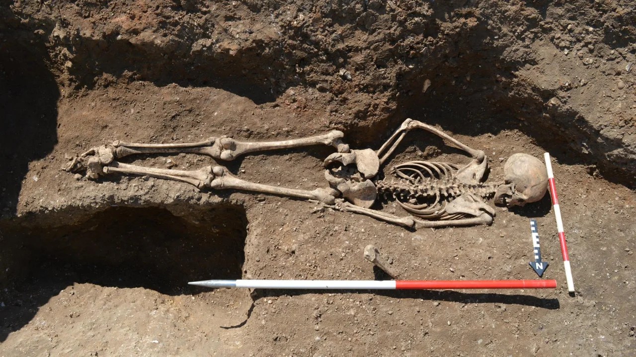 Descubren restos de una joven medieval enterrada boca abajo, posiblemente con los tobillos atados, para evitar su «regreso de la tumba»