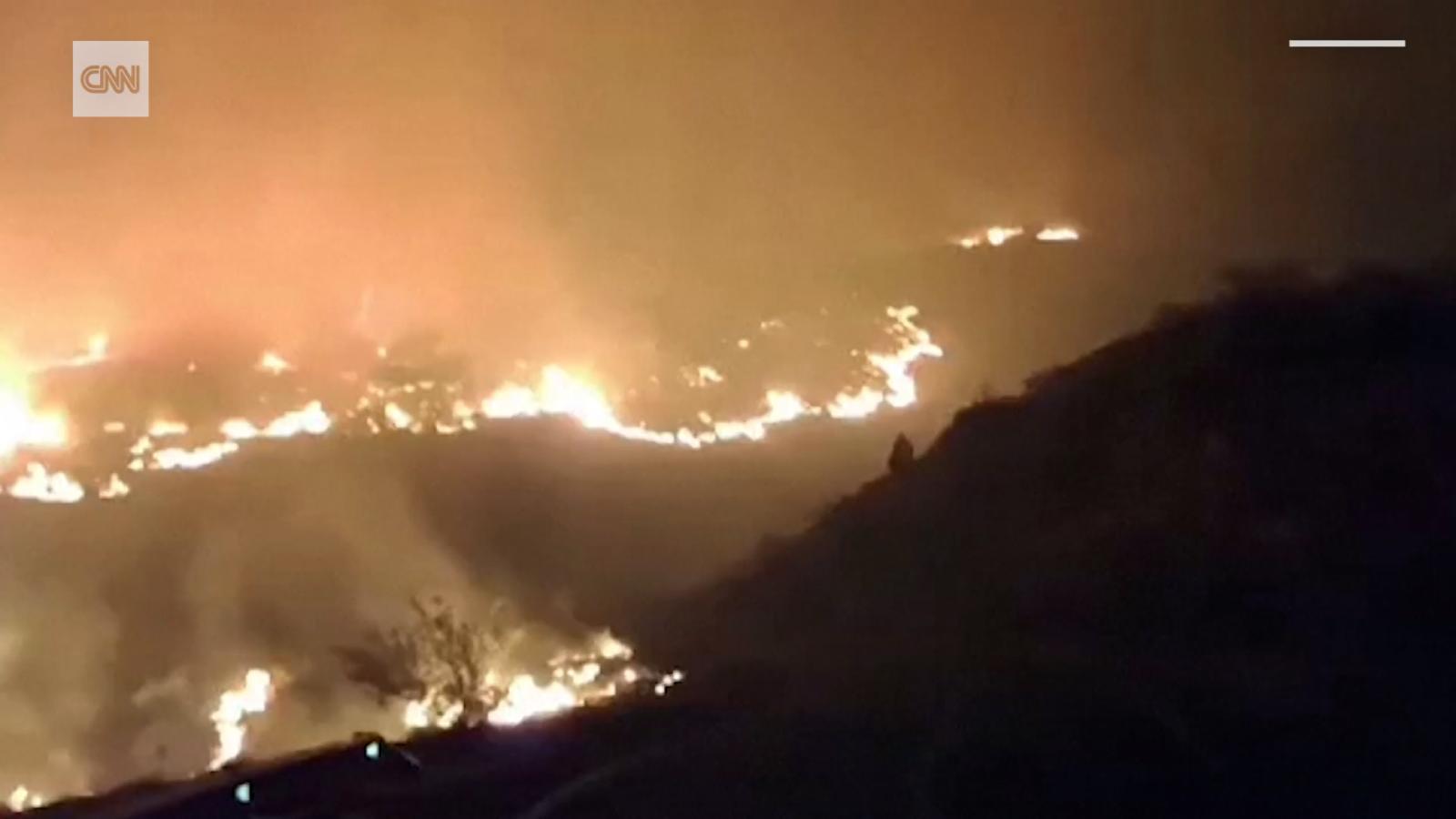 Evacúan a más de 12.000 personas, pero mejora la situación de los incendios forestales en Tenerife, dicen las autoridades