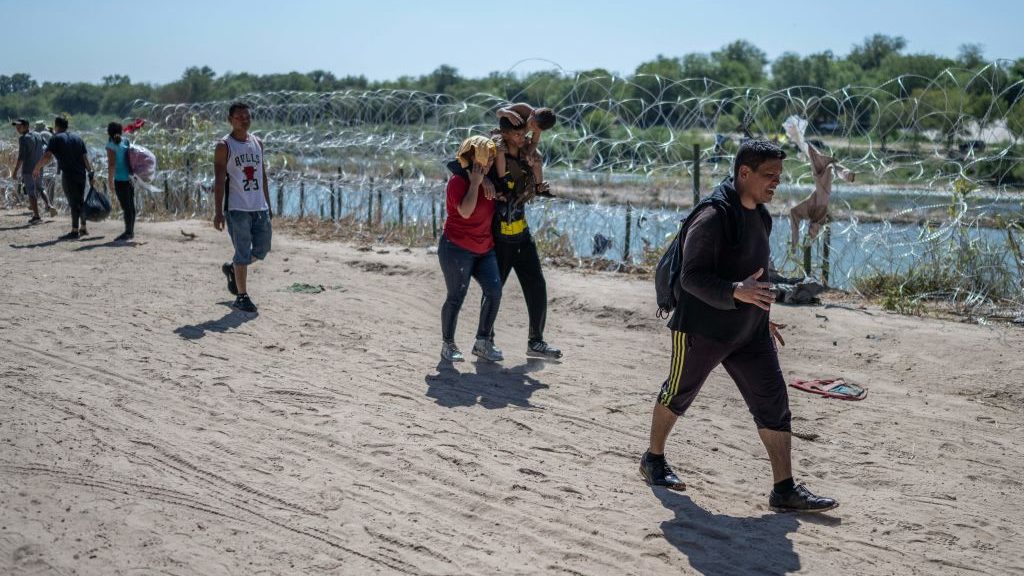México acepta deportar inmigrantes para «despresurizar» su frontera norte con Estados Unidos tras el reciente aumento de la migración ilegal