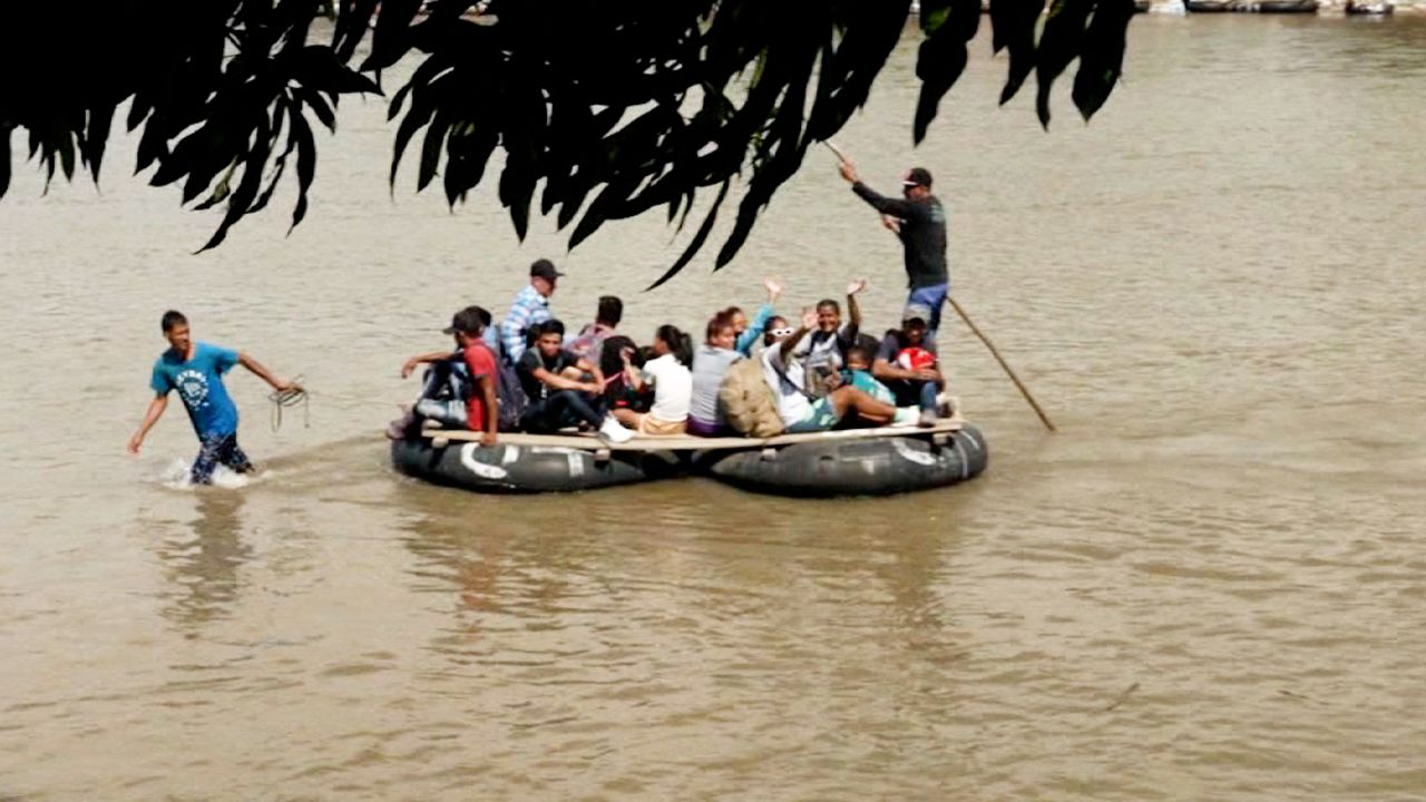 Familias de migrantes cruzan en balsas improvisadas el río Suchiate, entre Guatemala y México, para acercarse a EE.UU.