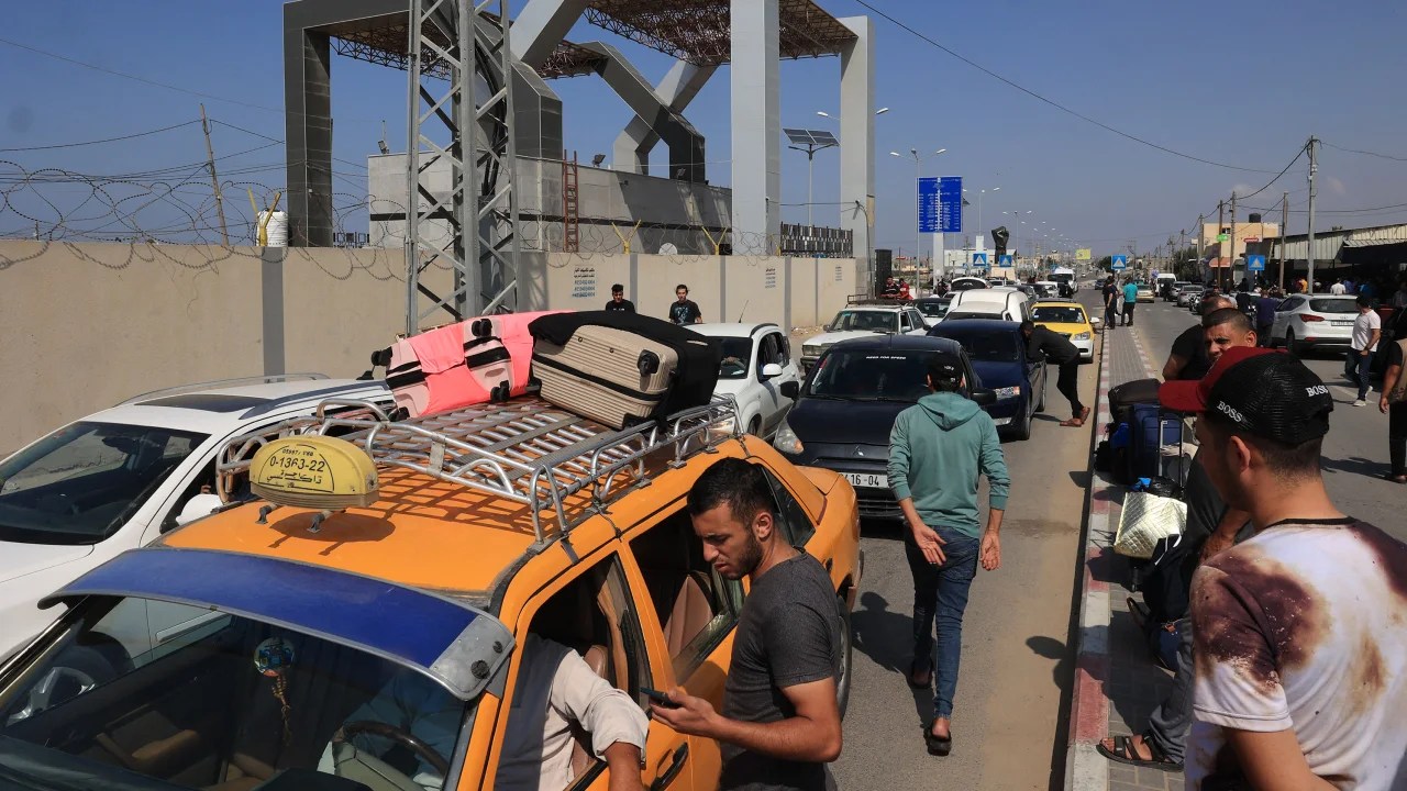 Egipto dice que el cruce de Rafah está abierto pero las carreteras del lado de Gaza son «inoperables» por los bombardeos aéreos