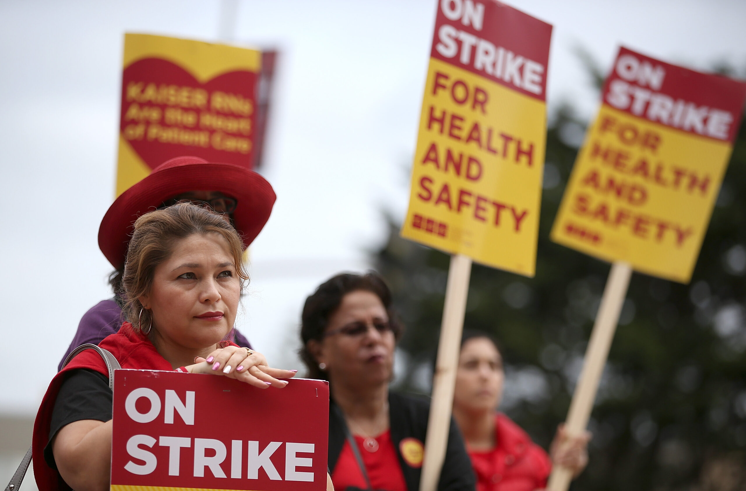 Más de 75,000 trabajadores de Kaiser Permanente alistan la mayor huelga del sector de salud