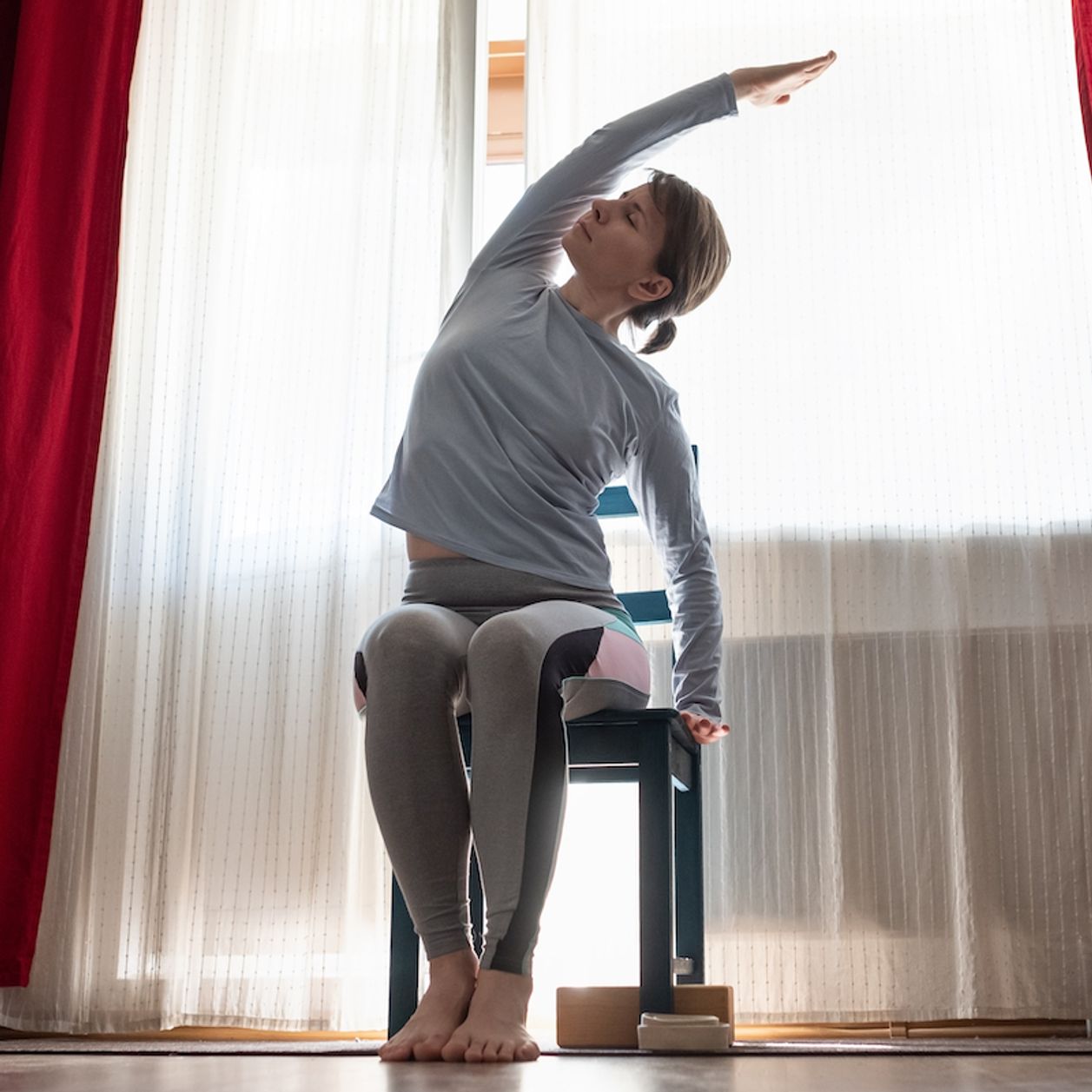 Descubre cómo el yoga en silla puede ser tu aliado en la pérdida de peso y la salud
