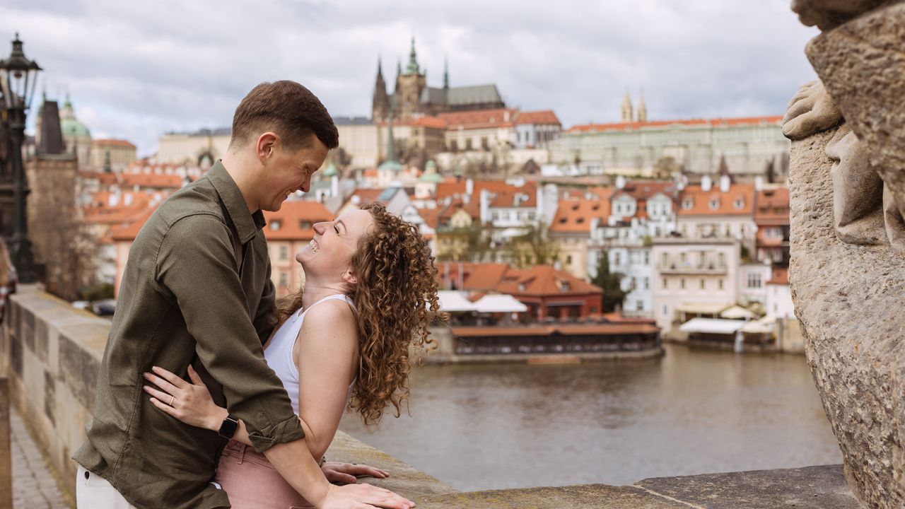 Dos desconocidos se mudaron a un departamento en Praga. Luego se enamoraron