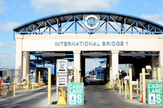 Encuentros de migrantes «sin precedentes» interrumpen el tráfico de vehículos en dos puentes de la frontera entre EE.UU. y México