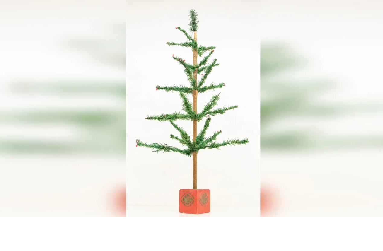 El árbol de Navidad más «humilde» del mundo, comprado por unos centavos, se vende por 4.000 dólares en una subasta