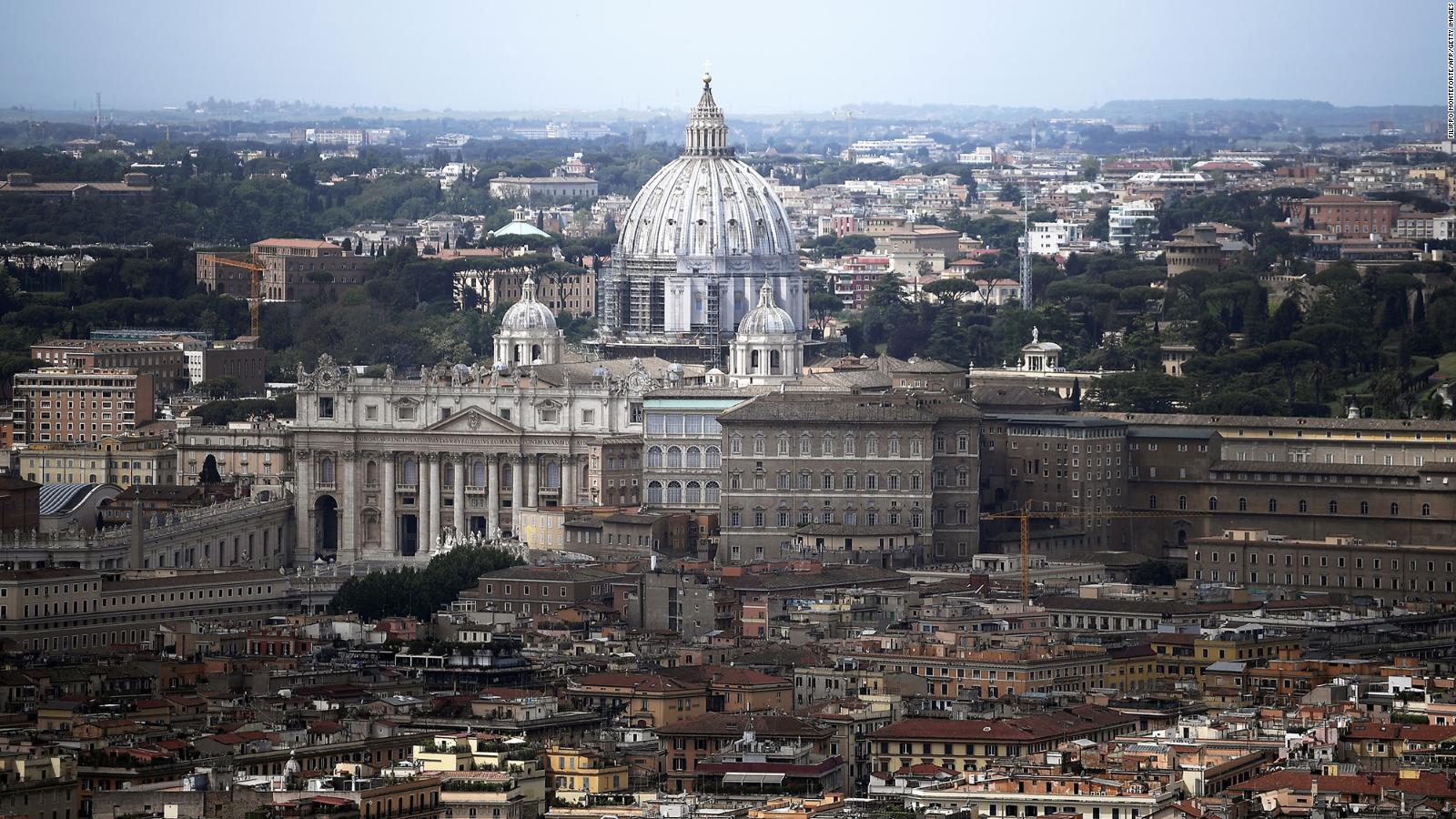El Vaticano establece que los sacerdotes pueden bendecir a parejas del mismo sexo de manera informal