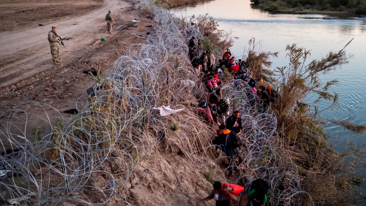 Aumento de migrantes es impulsado por agencias de viaje que los contactan con contrabandistas, según funcionario de la CBP