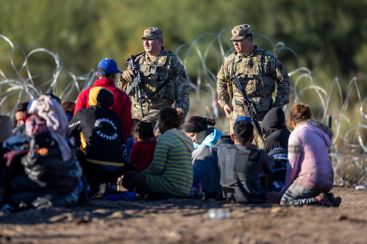«No ayuda tratar a aquellos que vienen a nuestras fronteras como si fueran un ejército invasor», dice el obispo de El Paso a CNN
