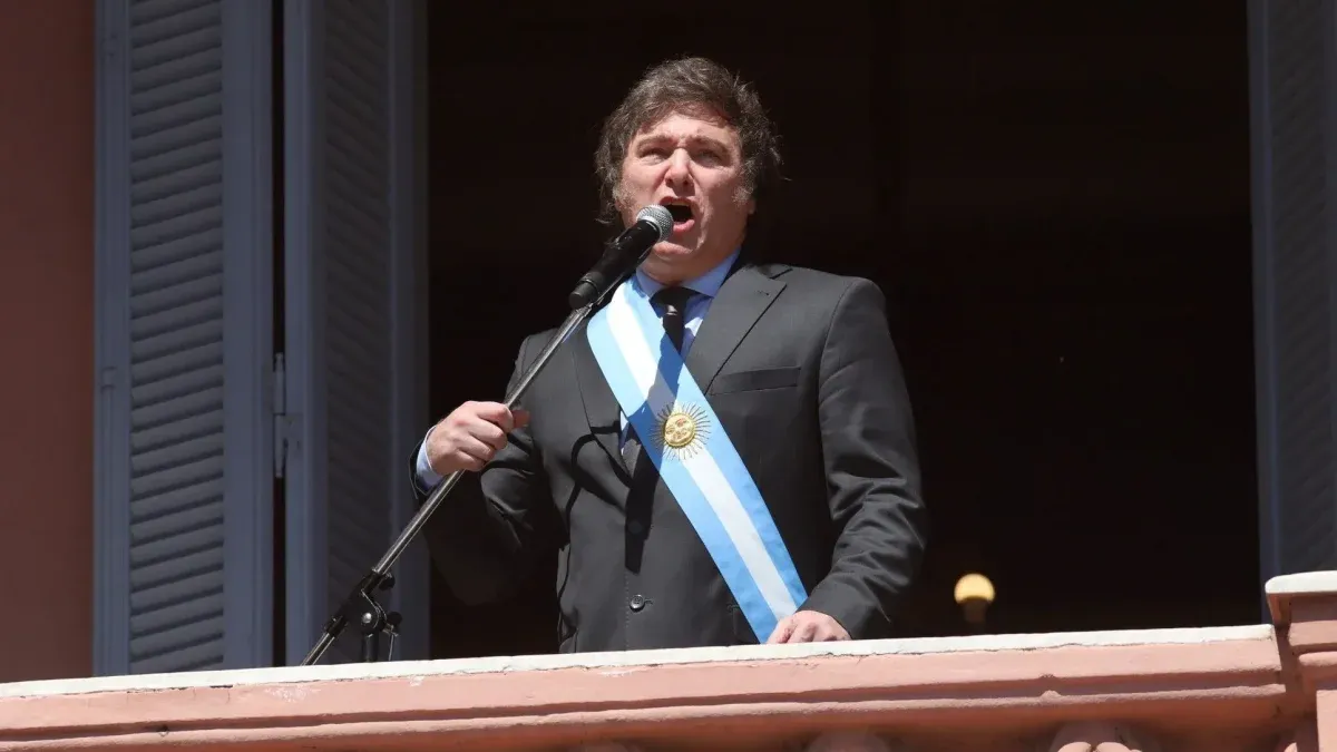 Javier Milei salió a saludar al balcón de la Casa Rosada