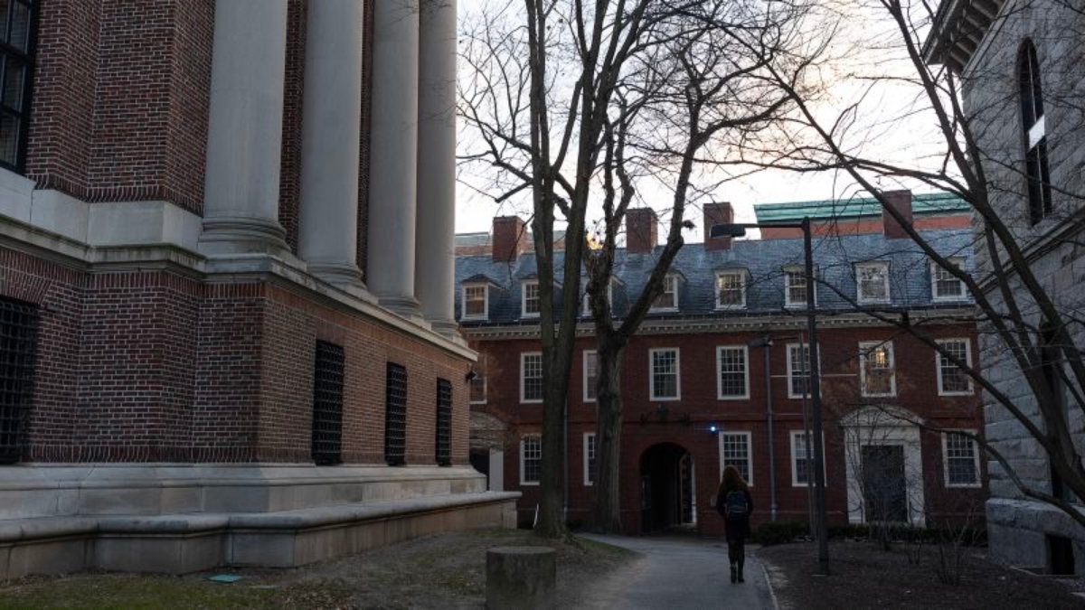 Profesores de Harvard piden a la junta de la universidad que atienda su creciente número de crisis