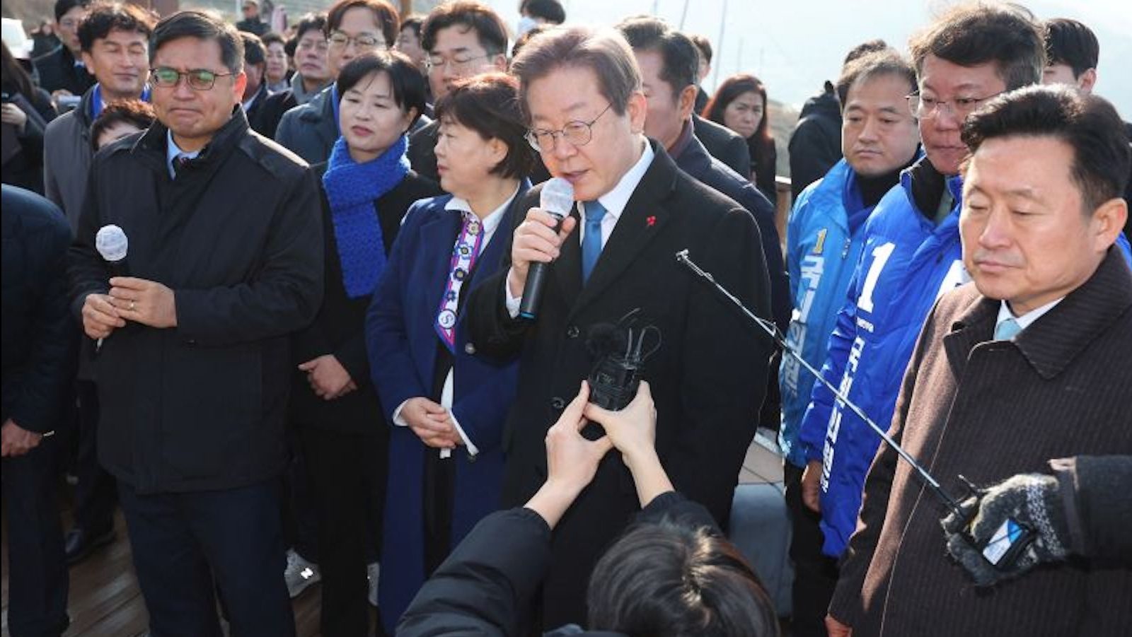 Atacan con un cuchillo al líder opositor surcoreano durante una rueda de prensa