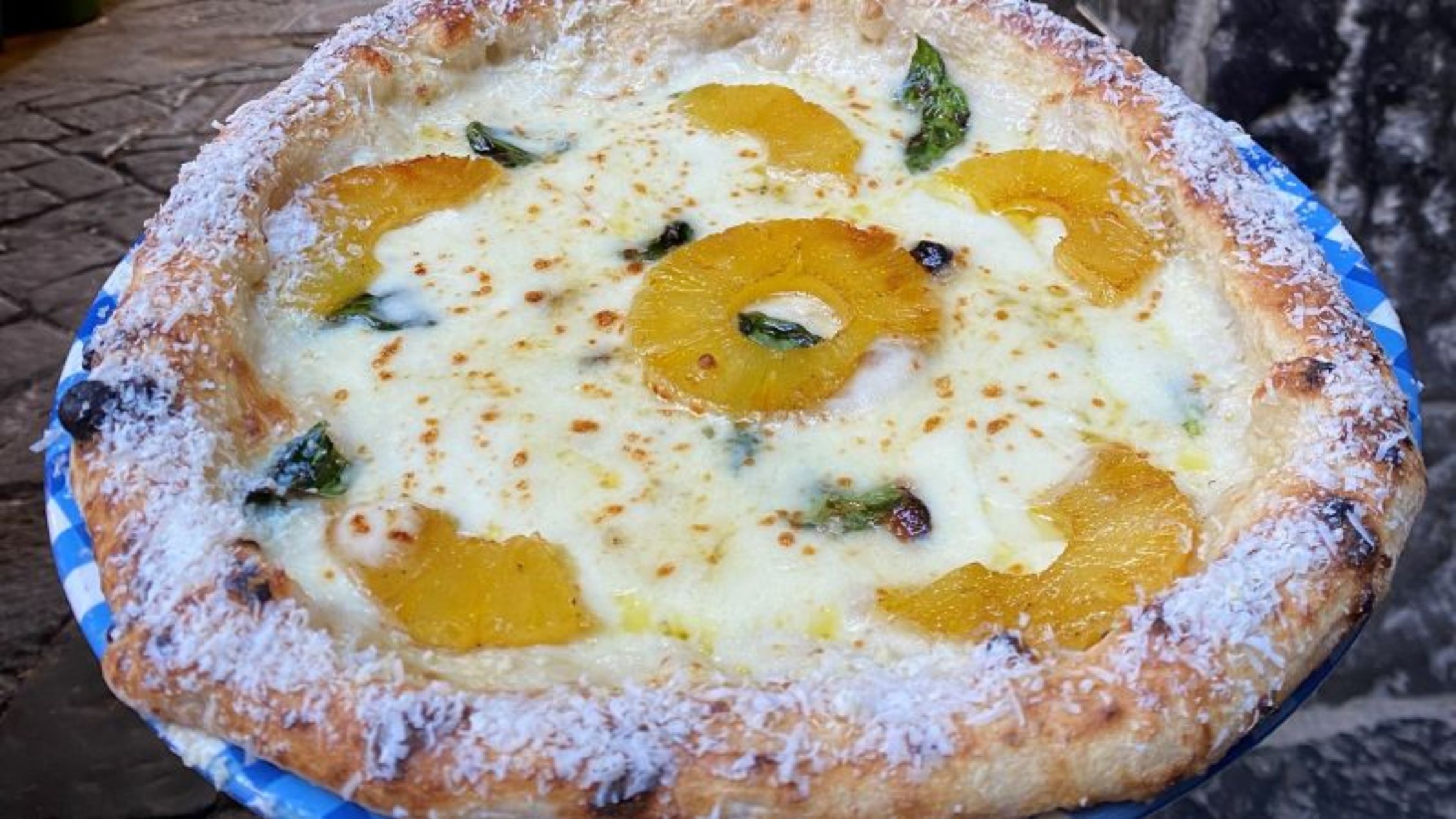¿Pizza con piña? Italia está dividida ante una nueva versión de este platillo