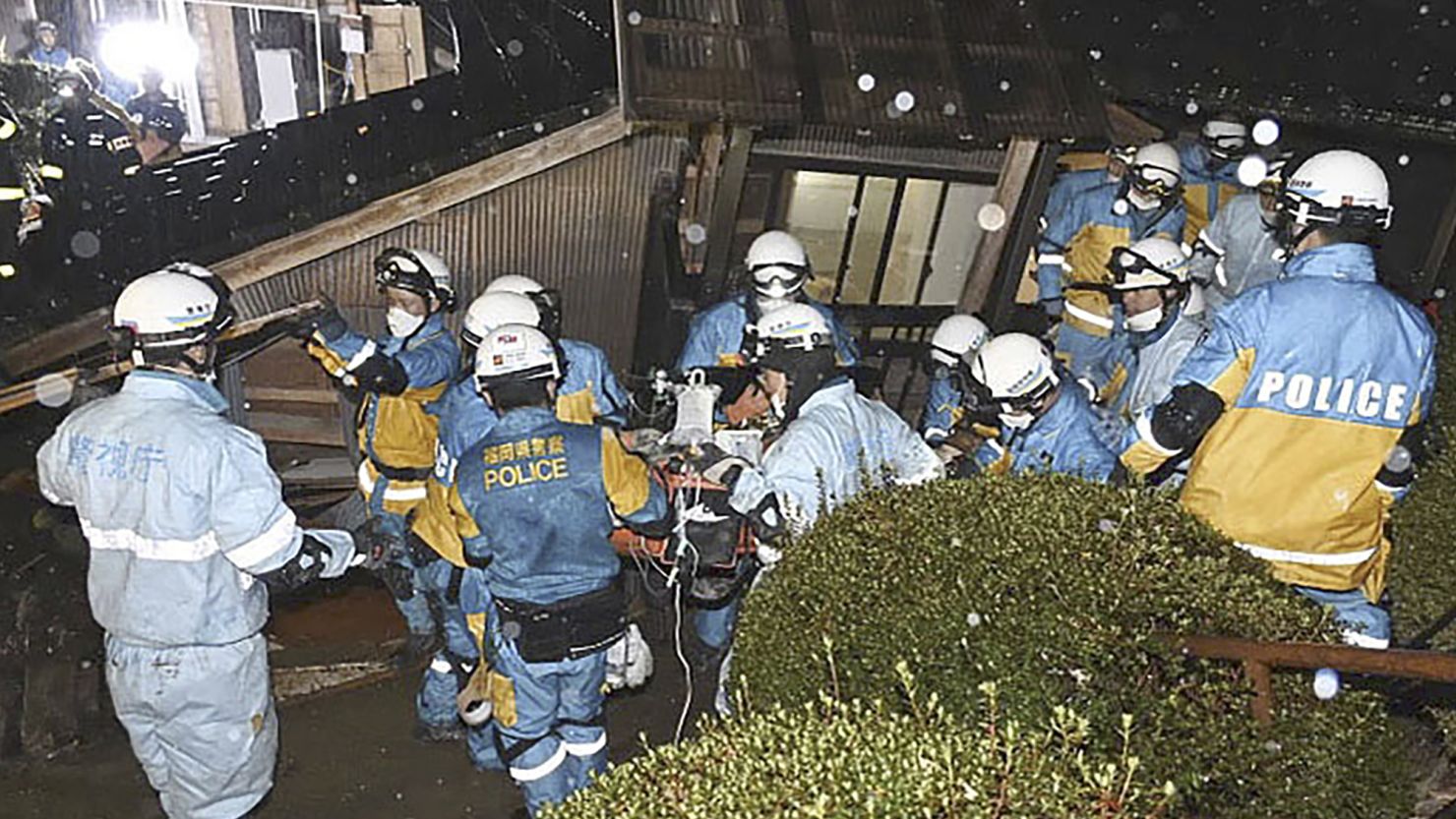 Rescatan a una anciana de los escombros cinco días después del terremoto de Japón