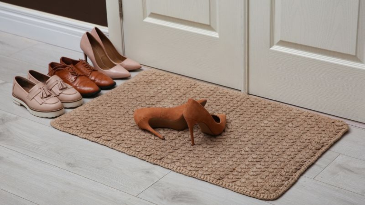 La «sucia» verdad sobre quitarse los zapatos en la puerta de la casa