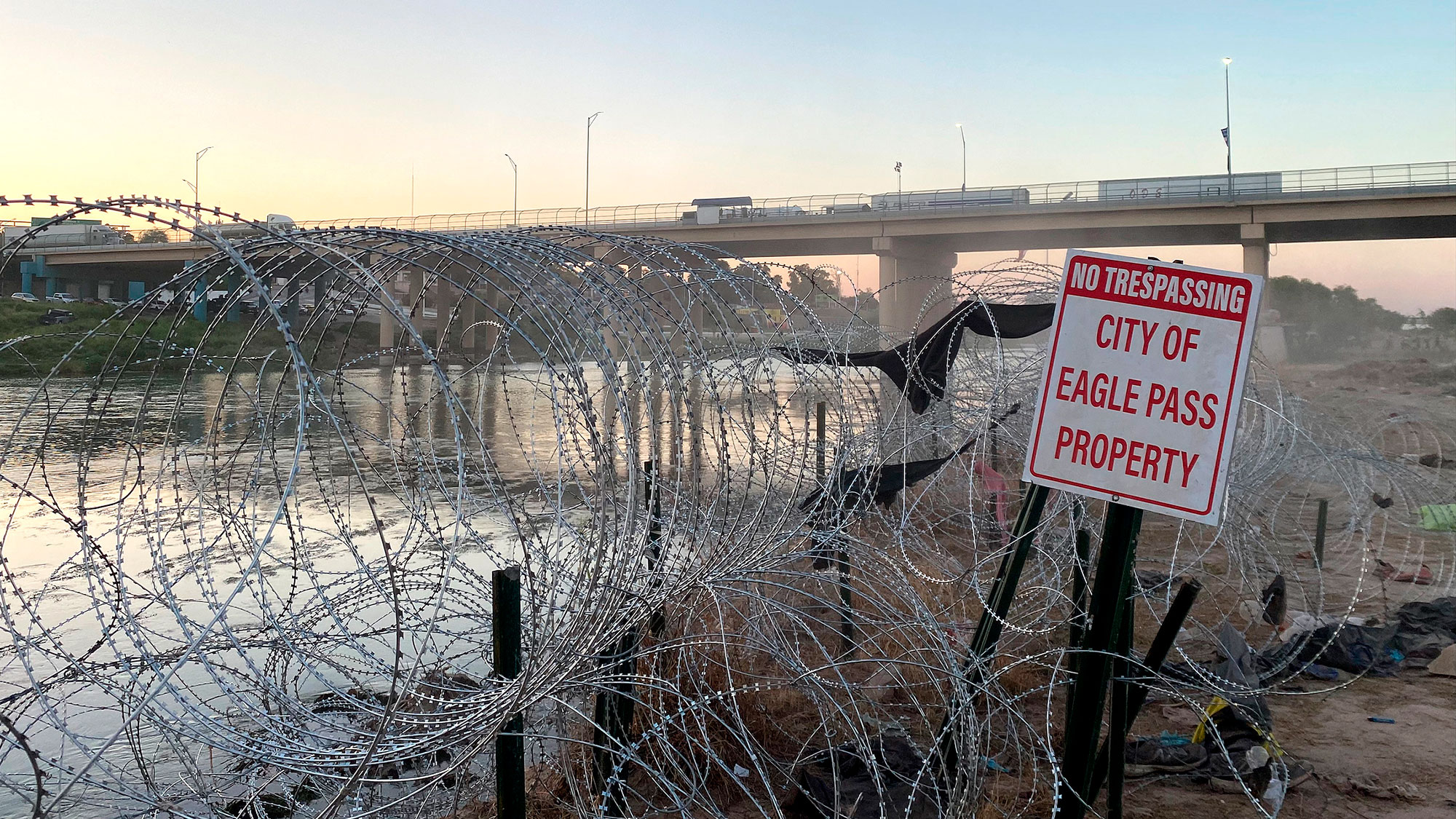 Texas pide a la Corte Suprema mantener el alambre de púas en la frontera de EE.UU. con México