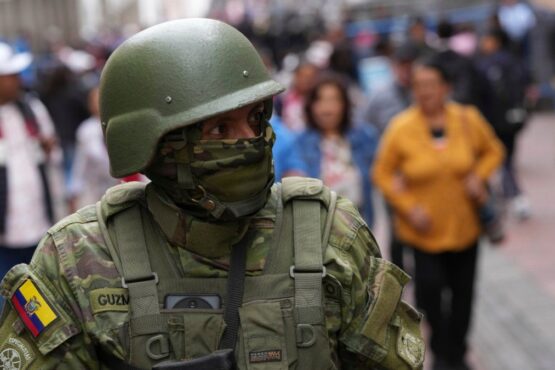 Legisladores de Ecuador acordaron indultar a militares que combatan a las bandas
