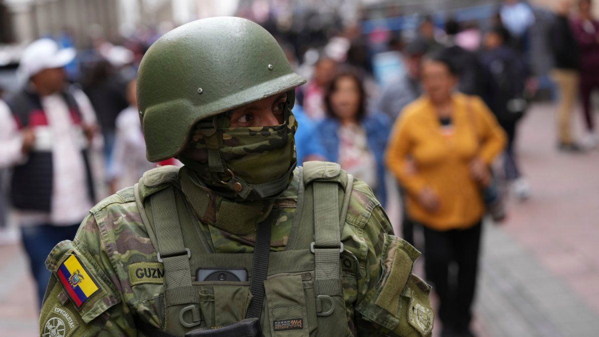Legisladores de Ecuador acordaron indultar a militares que combatan a las bandas