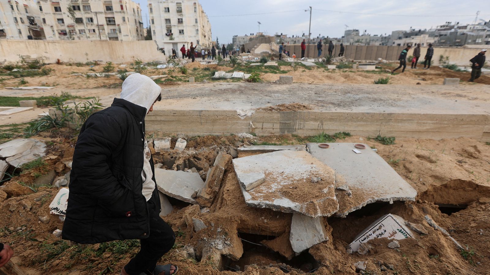 Israel dice que exhuma cuerpos en Gaza para determinar si son de rehenes