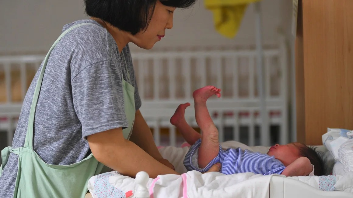 Una empresa de Corea del Sur ofrece pagar a sus trabajadores US$ 75.000 cada vez que tengan un bebé