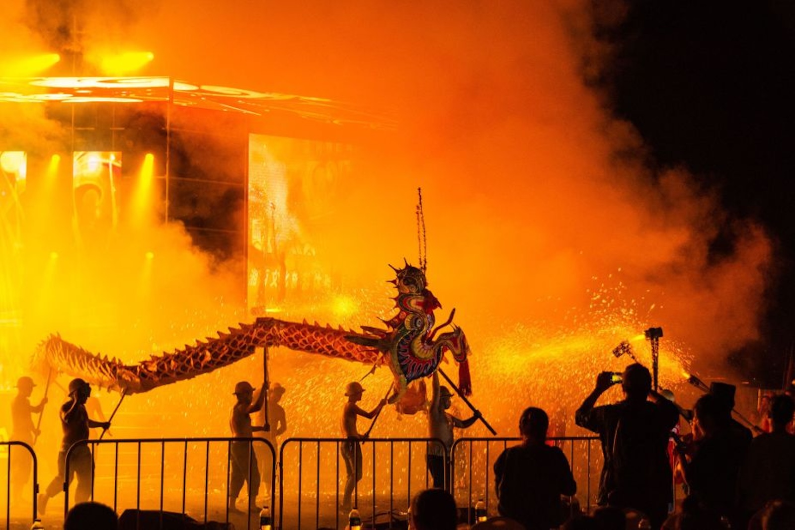 La espectacular tradición china de la danza del dragón de fuego tiene cientos de años. Aquí las razones por las que sigue deslumbrando